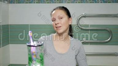 年轻迷人<strong>的</strong>女人在酒店房间<strong>的</strong>浴室里戴着珍珠耳环。